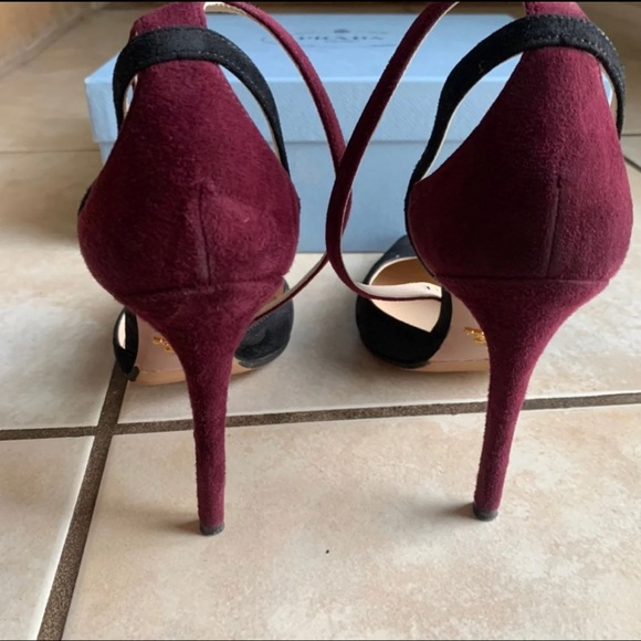 Prada Decollette Black and Burgundy Heel - Picture 4 of 8